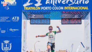Un triatleta entrando en la meta del Triportocolom