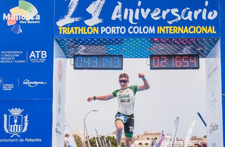 Un triatleta che entra nel traguardo di Triportocolom