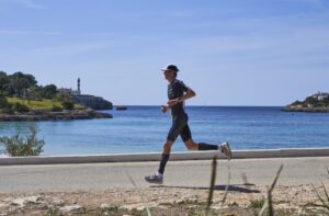 Rafa Babot / imagem de um triatleta correndo no Tri Portocolom