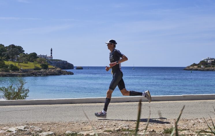 Rafa Babot / imagem de um triatleta correndo no Tri Portocolom