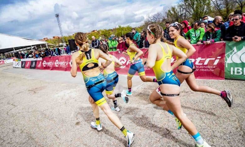 FETRI/ una squadra femminile che gareggia in un duathlon nazionale