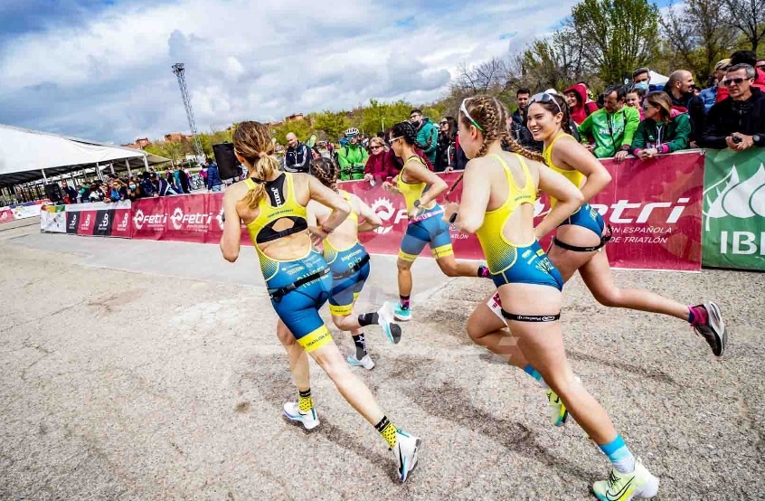 FETRI/ eine Frauenmannschaft, die an einem nationalen Duathlon teilnimmt