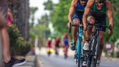 Dos triatletas en el ciclismo del MTRI