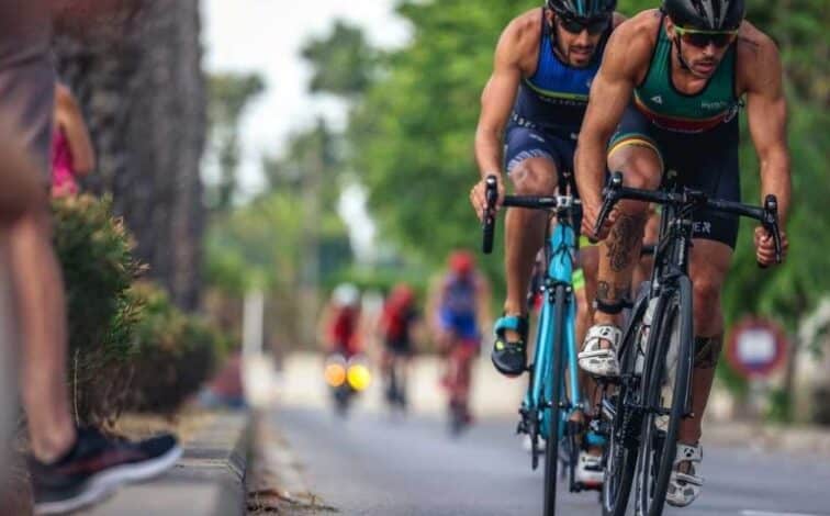 Dos triatletas en el ciclismo del MTRI