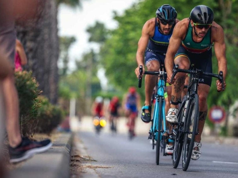 Dos triatletas en el ciclismo del MTRI