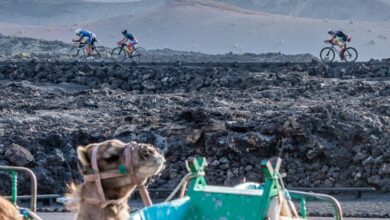 IM/ imagen de varios triatletas en el ciclismo