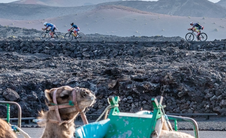 IM/ imagen de varios triatletas en el ciclismo