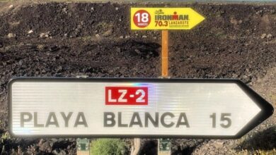 Imagem do pôster IRONMAN 70.3 Lanzarote e a placa de Playa Blanca