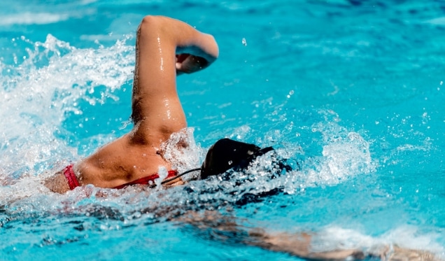 una nadadora utilizando el estilo crol