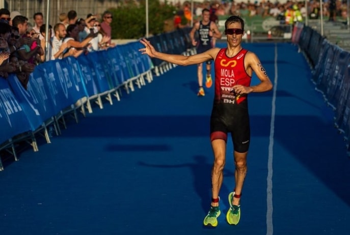 Mario Mola entering the finish line of a competition