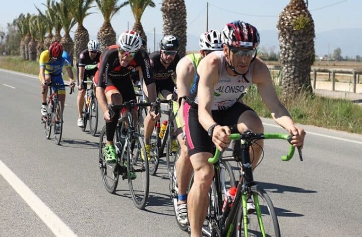 Image of a group of triathletes in the Tritour Deltebre