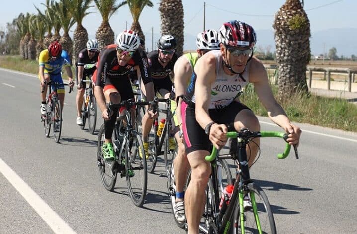 Image d'un groupe de triathlètes dans le Tritour Deltebre