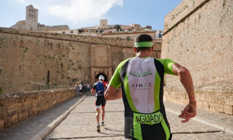 FETRI/ image d'un triathlète courant à Ibiza