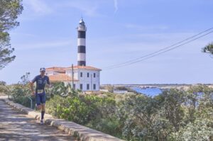 Imagen de un triatleta en el faro de Portocolom