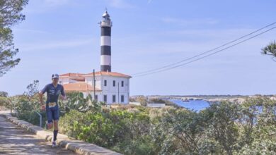 Imagen de un triatleta en el faro de Portocolom
