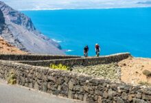IM/ imagen de 2 triatletas en el IRONMAN Lanzarote