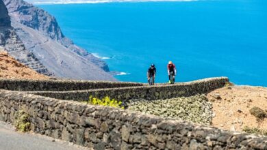 IM / image of 2 triathletes in the IRONMAN Lanzarote