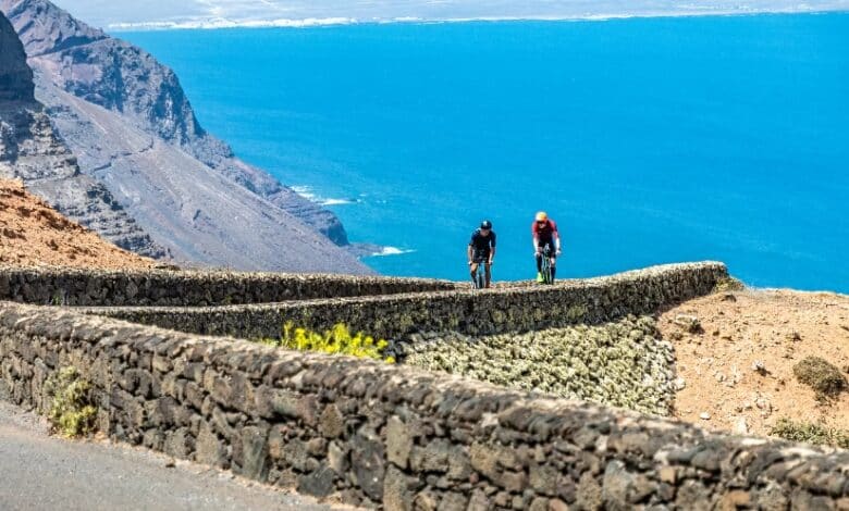 IM / immagine di 2 triatleti nell'IRONMAN Lanzarote