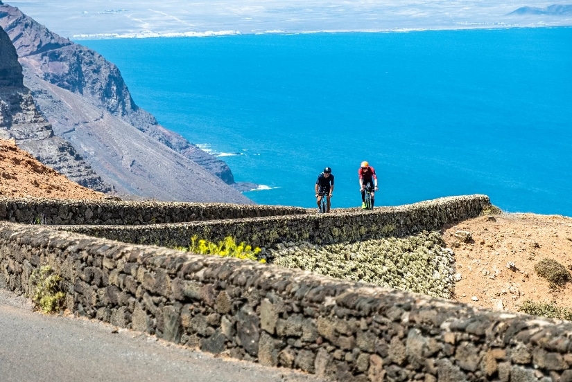 IM/ imagen de 2 triatletas en el IRONMAN Lanzarote