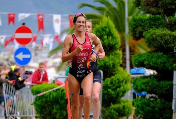 @europetriathlon/ image of Cecilia Santamaria in competition