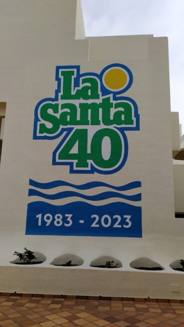 Imagen de un cartel con el 40ª aniversario del Club La Santa Imagen de un cartel con el 40ª aniversario del Club La Santa