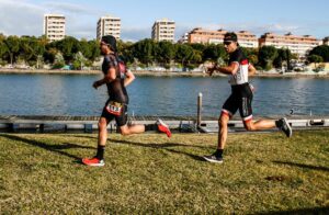 David Pedregosa / imagem de dois triatletas correndo em Sevilha
