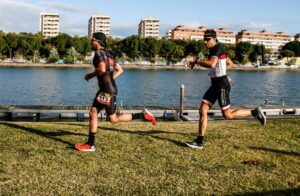 David Pedregosa / Bild von zwei Triathleten, die in Sevilla laufen