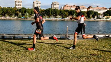 David Pedregosa / image of two triathletes running in Seville