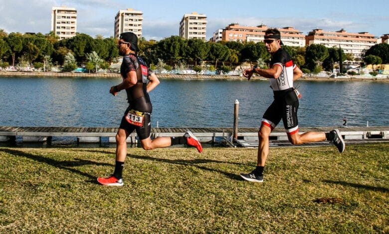 David Pedregosa / image of two triathletes running in Seville