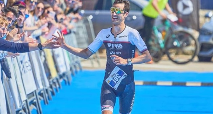 Mario Mola entering the goal of Tri Portocolom