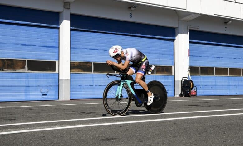 Octavio Passos/Getty Images per IRONMAN) / un triatleta sul circuito di F1