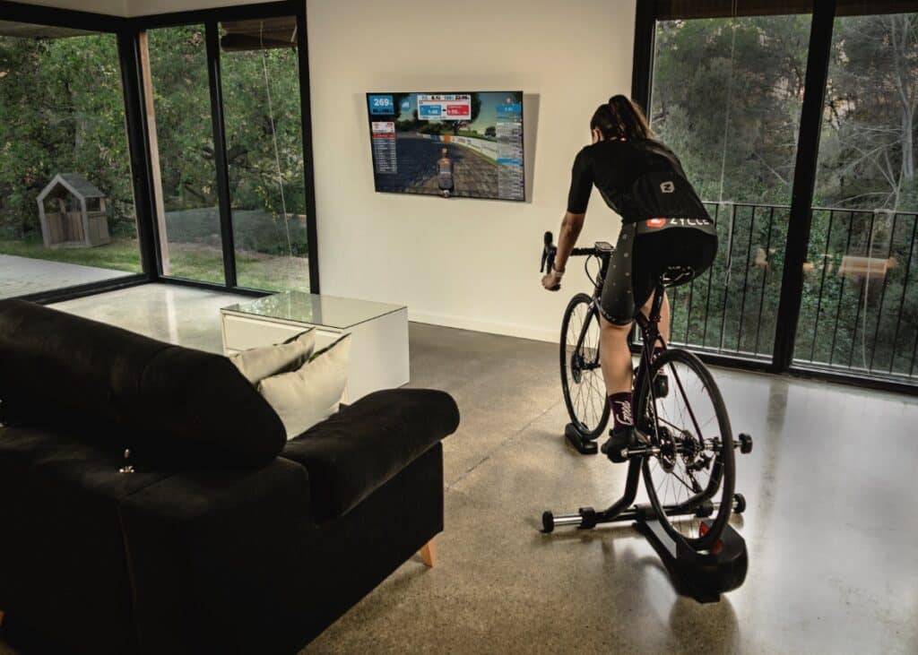 Una ciclista entrenando con un rodillo Zycle en casa