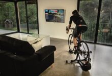 Una ciclista entrenando con un rodillo Zycle en casa