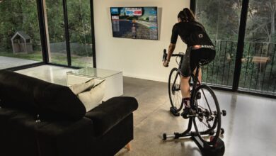 Ein Radsportler trainiert zu Hause mit einer Cycle-Rolle