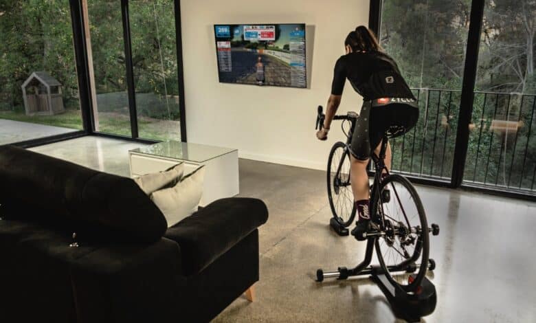 Ein Radsportler trainiert zu Hause mit einer Cycle-Rolle