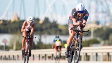 Imagen de 2 triatletas en el ciclismo del Challenge Salou