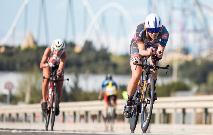 Image of 2 triathletes in the Challenge Salou cycling