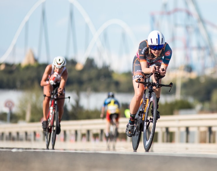 Image of 2 triathletes in the Challenge Salou cycling
