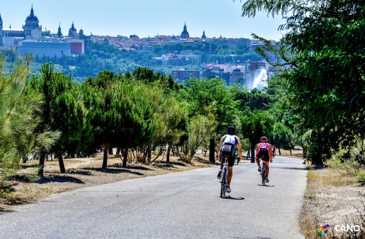 Cano Foto Sport/ Image of cycling with views of Madrid