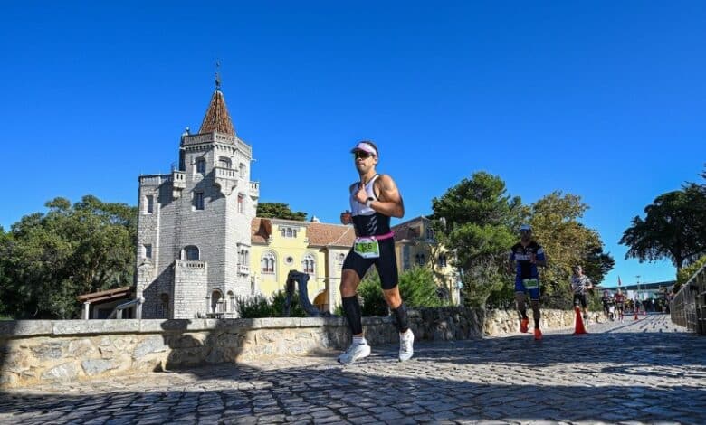 IRONMAN / Image of a triathlete running in Cascais