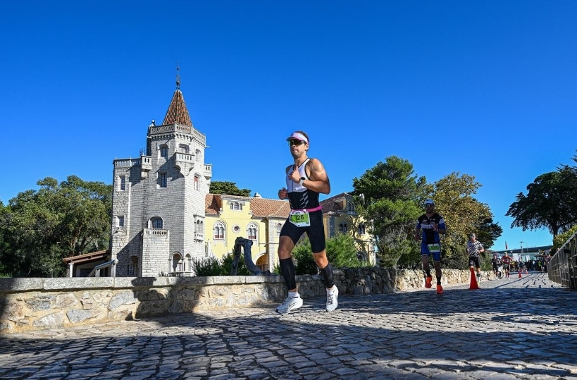 IRONMAN / Imagem de um triatleta a correr em Cascais
