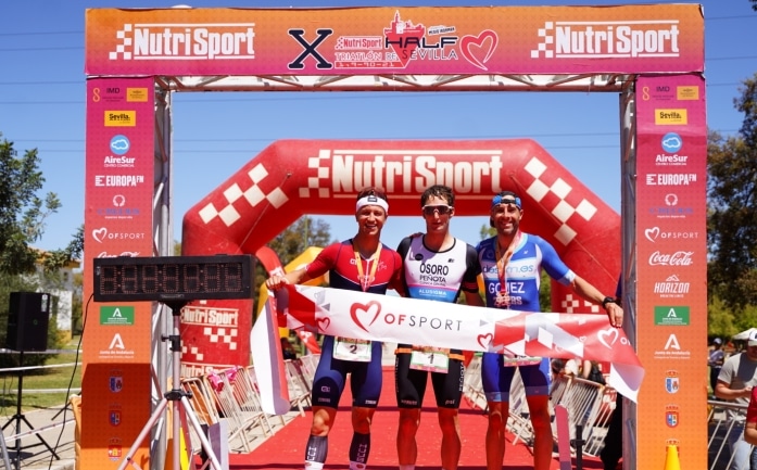 Immagine del podio del mezzo triathlon di Siviglia