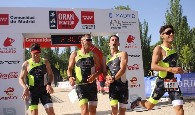 Carlos Asensi/ Un equipo en la meta del Gran Triatlón