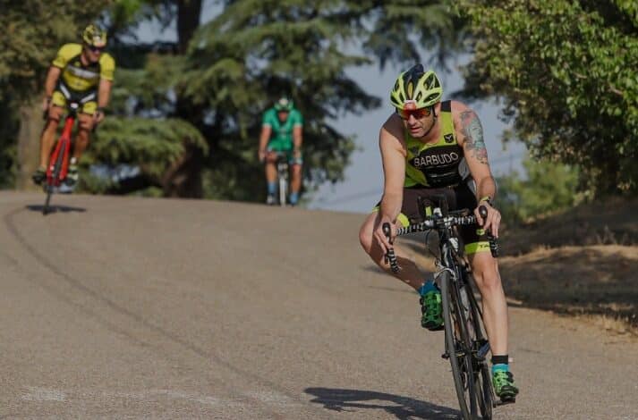 Imagem de triatletas em bicicleta na Casa de Campo