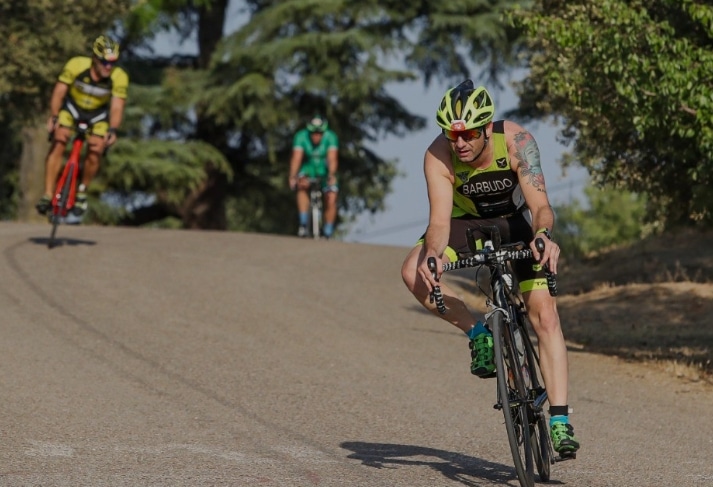 Image of triathletes on the bike in the Casa de Campo