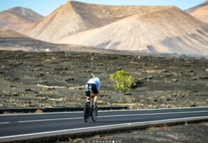 IRONMAN/ imagen de un triatleta en Lanzarote