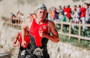 Imagen de un triatleta saliendo del agua