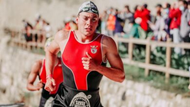 Image d'un triathlète sortant de l'eau