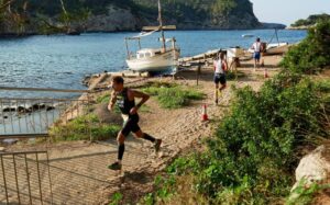 FETRI / imagem de triatletas correndo em Ibiza