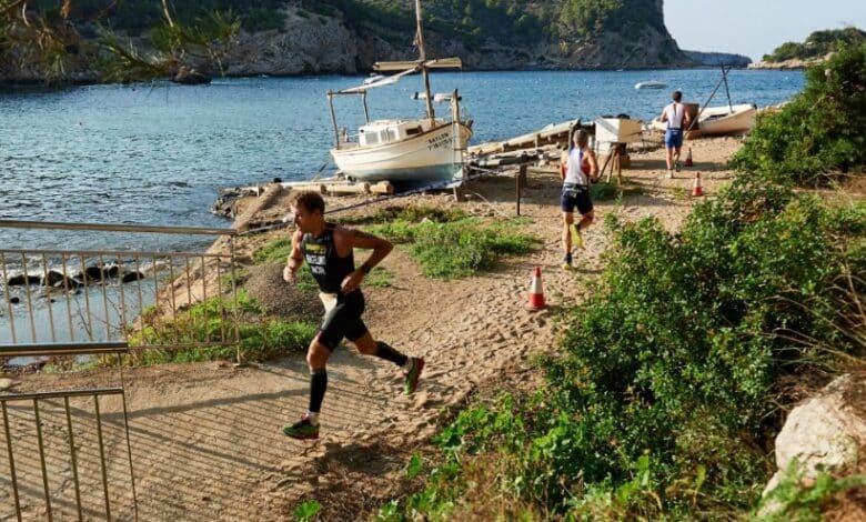 FETRI / imagem de triatletas correndo em Ibiza